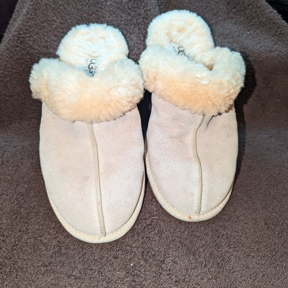 UGG Shoes - UGG 6M slippers